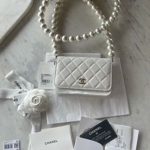 Chanel White wallet with  Pearl chain